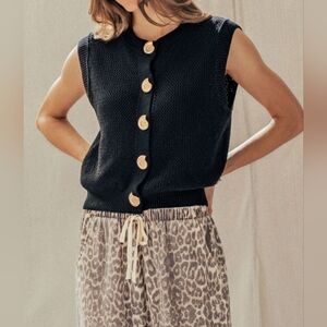 #94824 🛑S,L Fabulous Textured Knit Vest Seashell Buttons Top